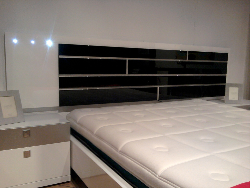 Dormitorio lacado con leds.