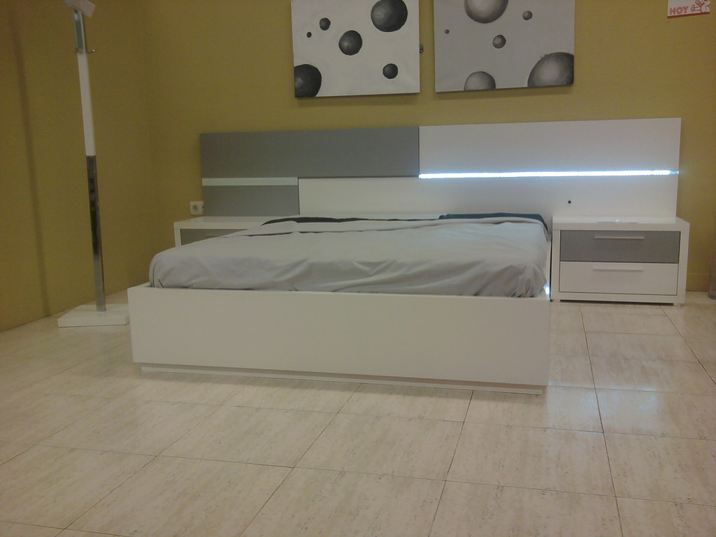 Dormitorio moderno con luces .