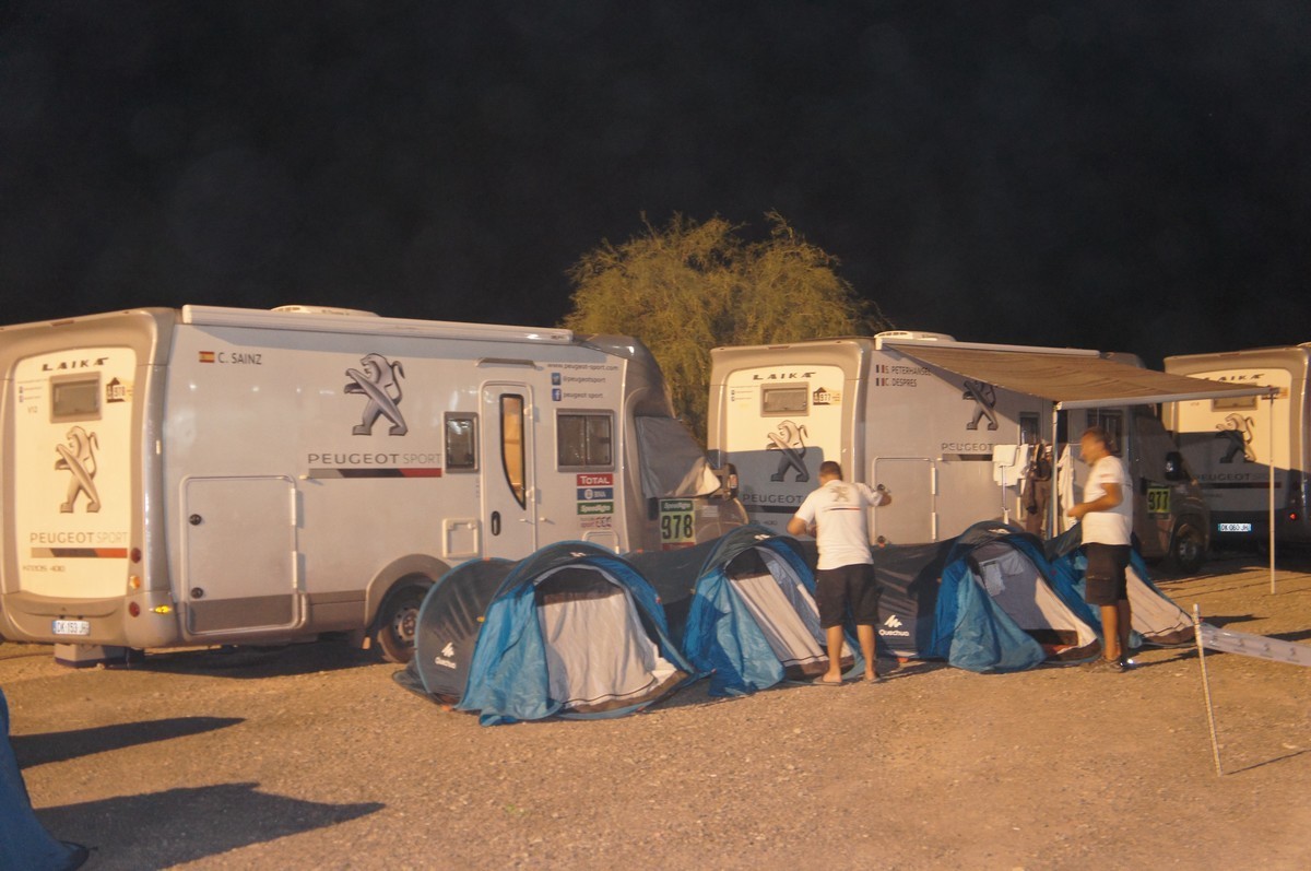 Les mécanos dorment sous tente ... les pilots dans leur camping car !