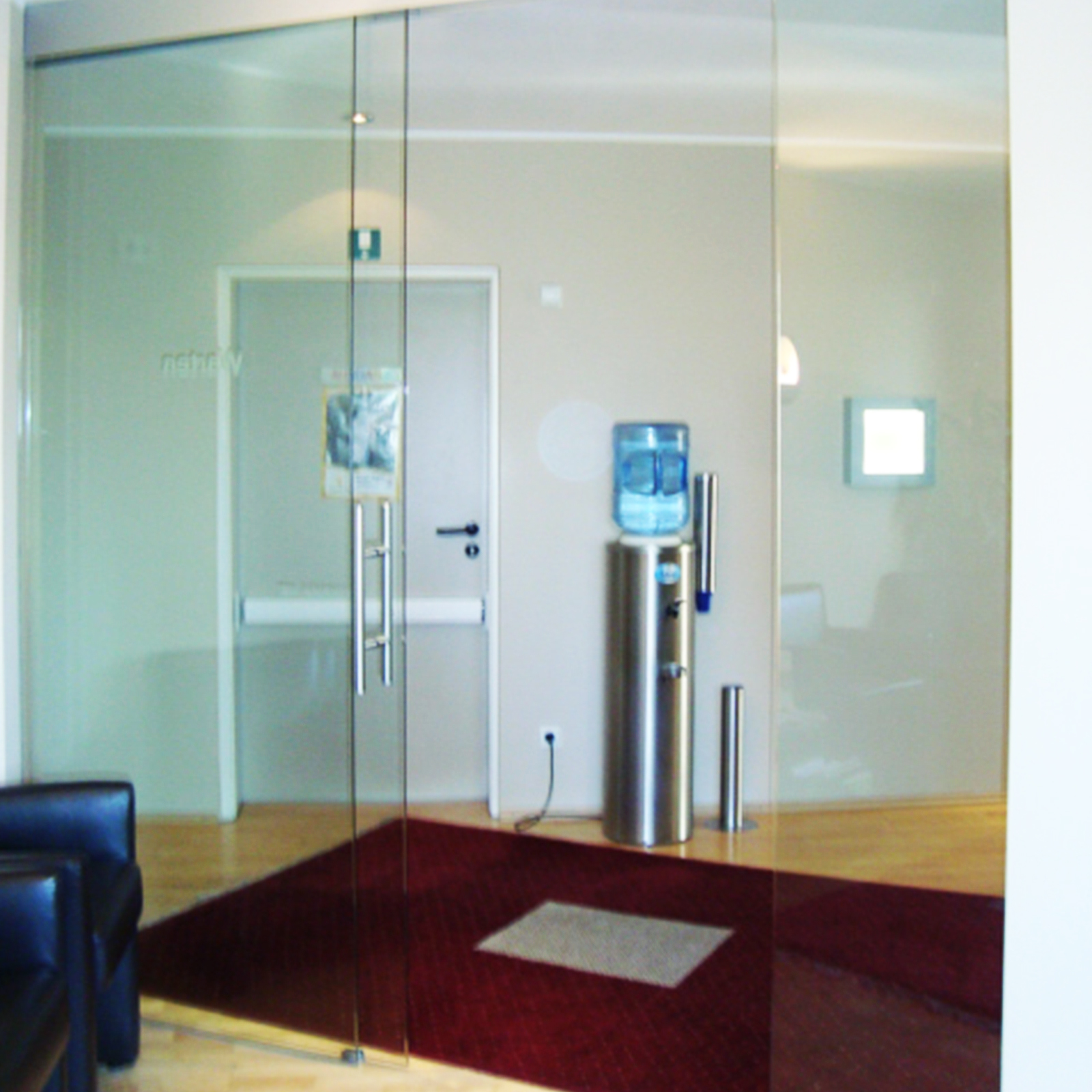 Ganzglasschiebetürsystem in Zahnarztpraxis