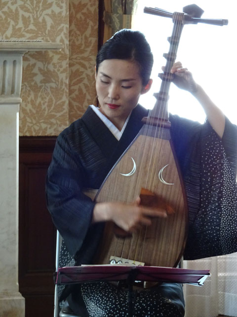 筑前琵琶 希少】 筑前琵琶 四弦五柱 撥 台座付 高級 レトロ 和楽器