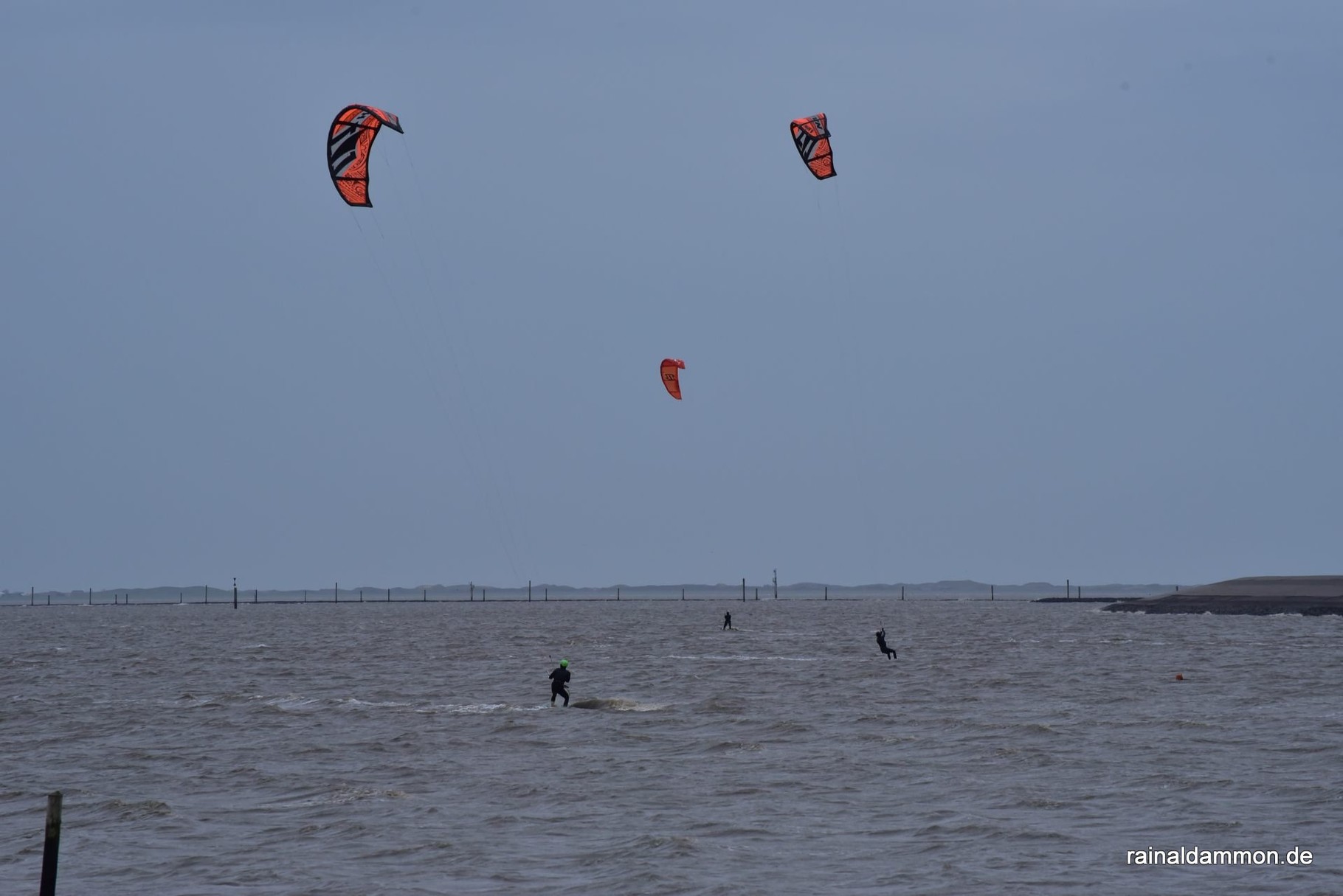 Kiter im stürmischen Wasser