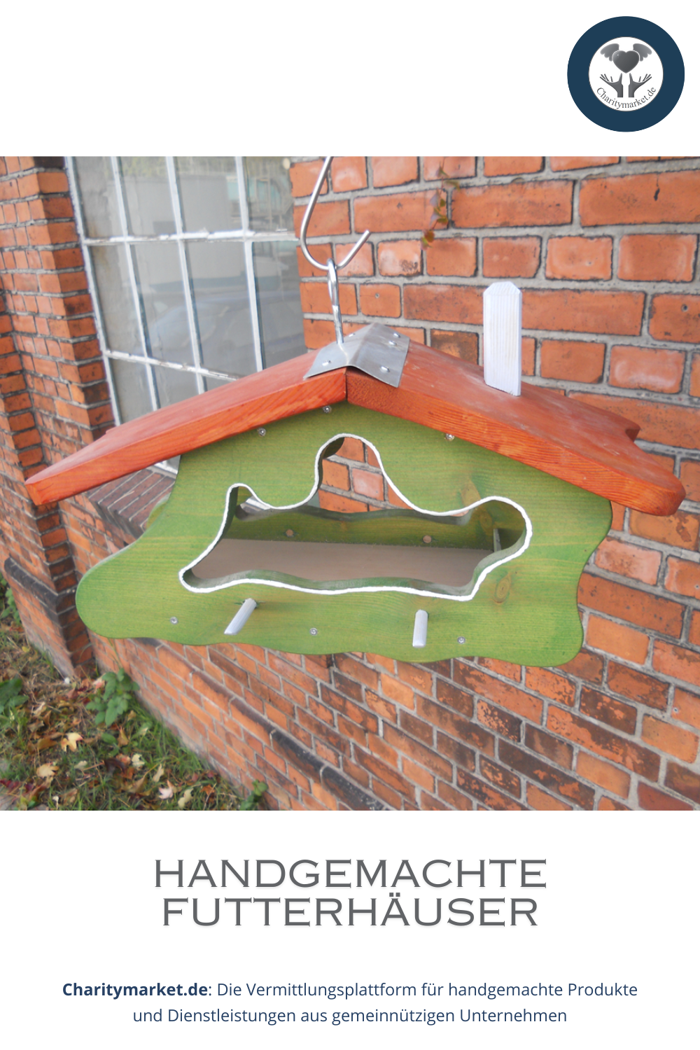 Ein handgemachtes buntes Futterhaus