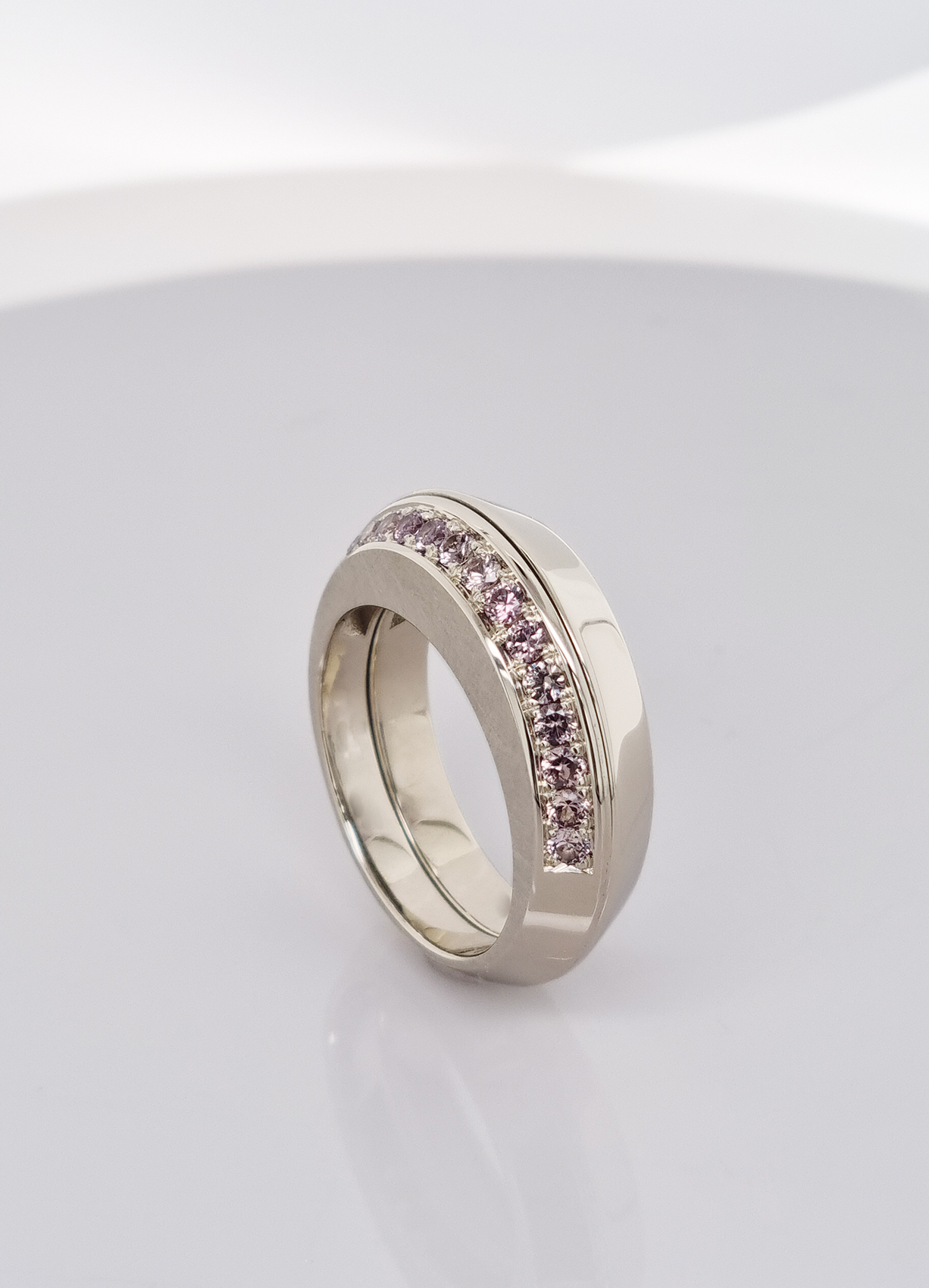 Sammelring aus 14 karat Weißgold, lavendelfarbige Safire, 1.570 Euro, Sammelring aus 14 karat Weißgold, 1.180 Euro