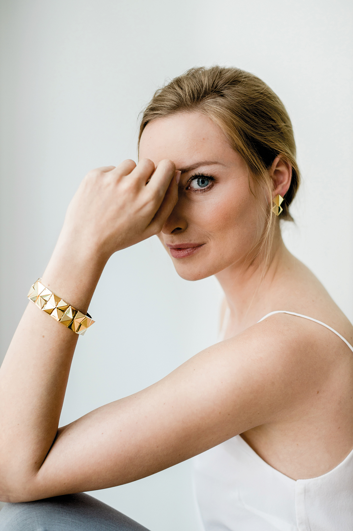 zweireihiges Armband und zweiteiliger Ohrschmuck  Foto: Theresa Pewal