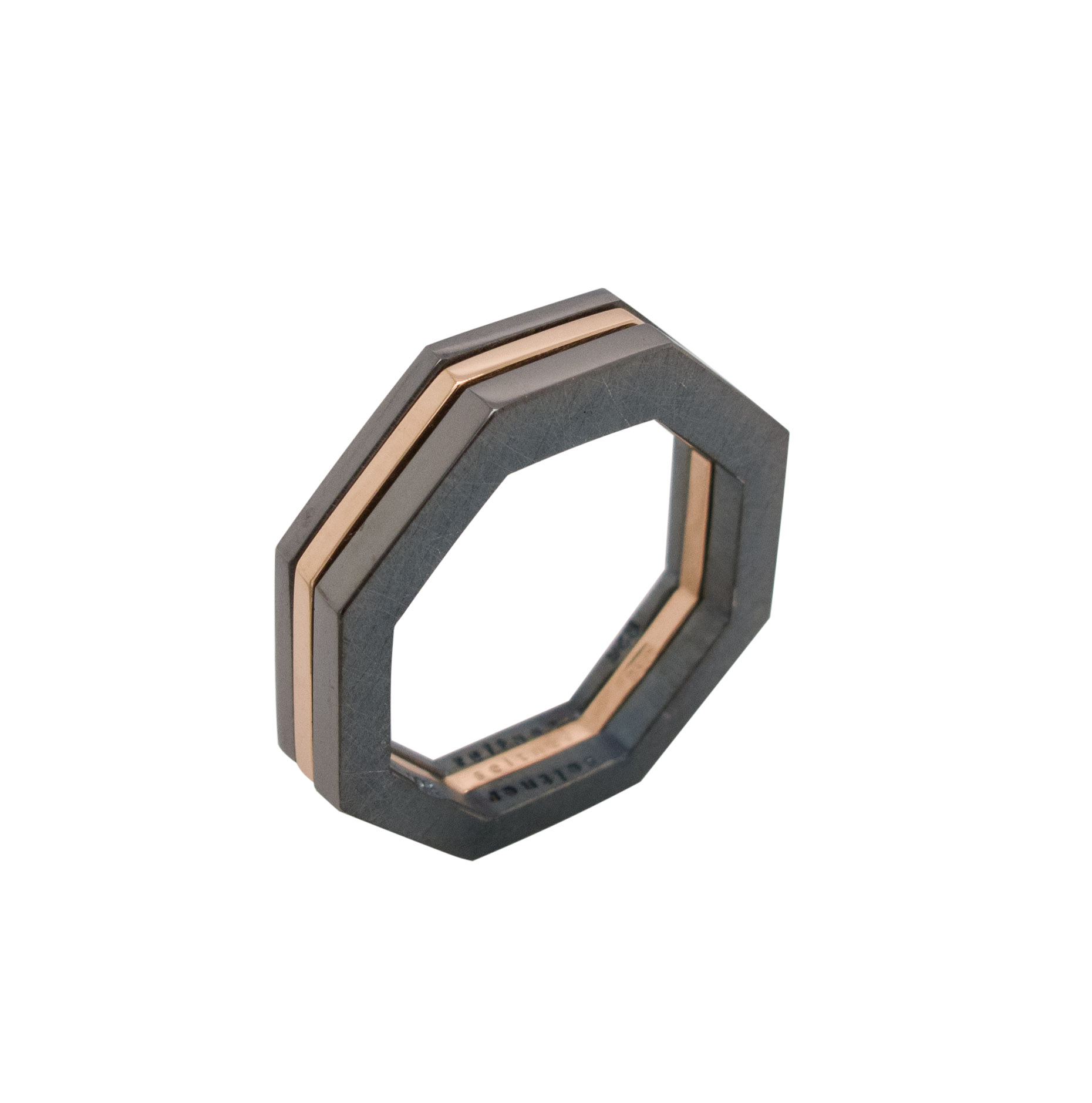 Achteckring, 18 karat Rotgold 940 Euro, 2x 925 Sterlingsilber geschwärzt 150 Euro