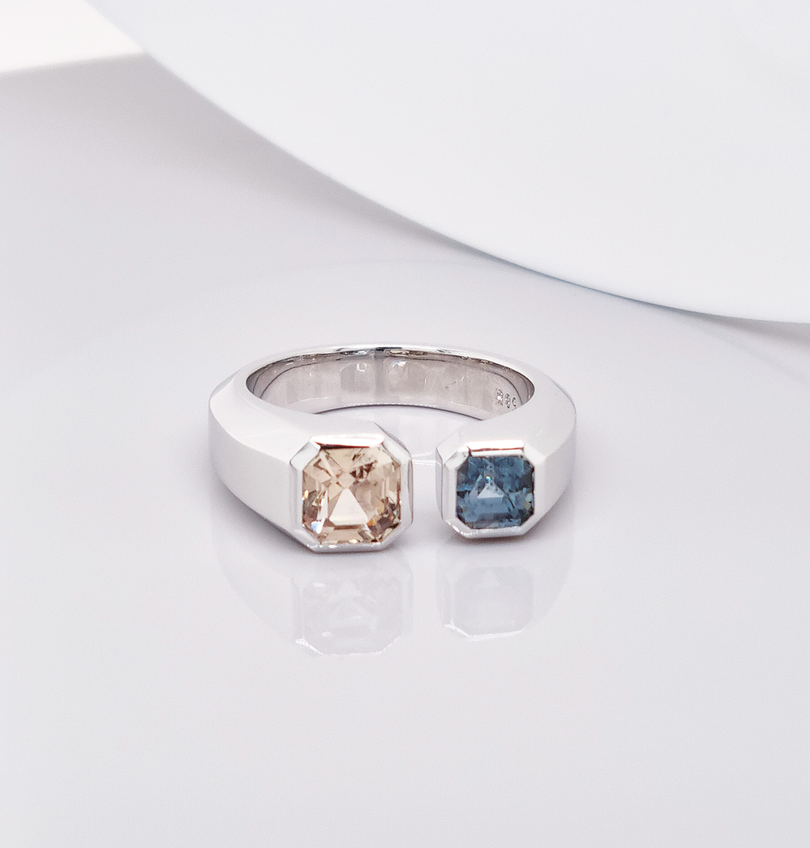 Ring aus 14 karat Weißgold, Spinell 0,8 carat, rosa Saphir 1,4 carat, 4.100 Euro