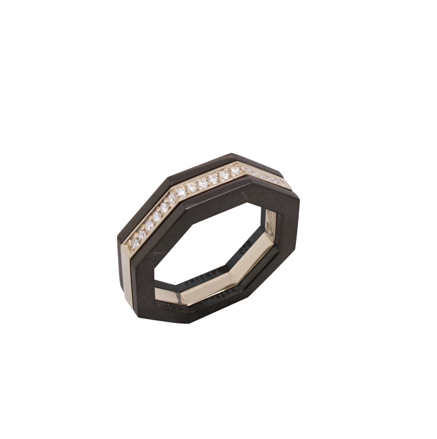 Achteckring aus 18 karat Weißgold 0,13 carat Diamanten ab 1.870 Euro, Achteckring aus geschwärztem Sterlingsilber à 150 Euro