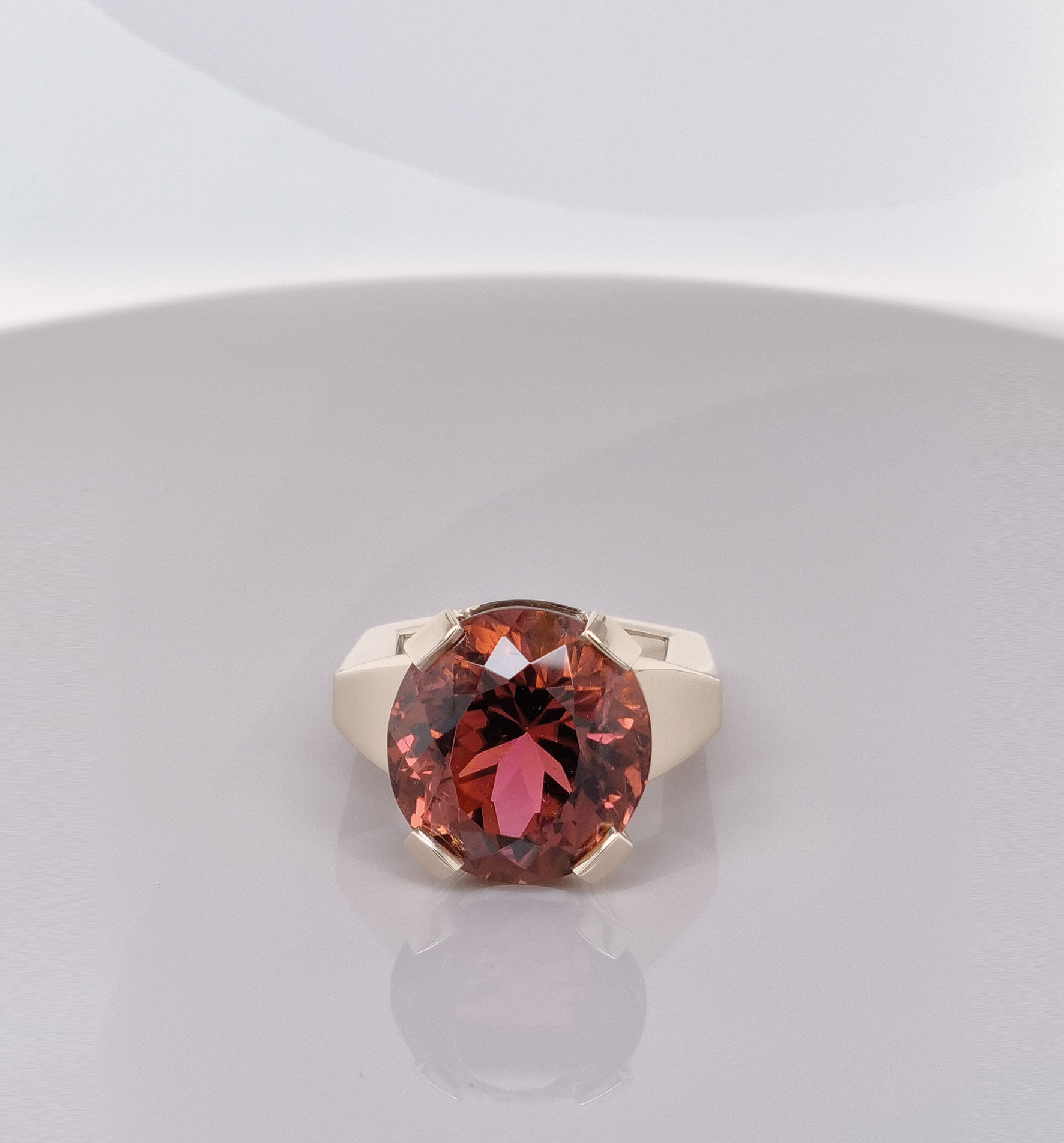 Ring aus 18 karat Weißgold, Rubelith 15,06 carat, 7.330 Euro