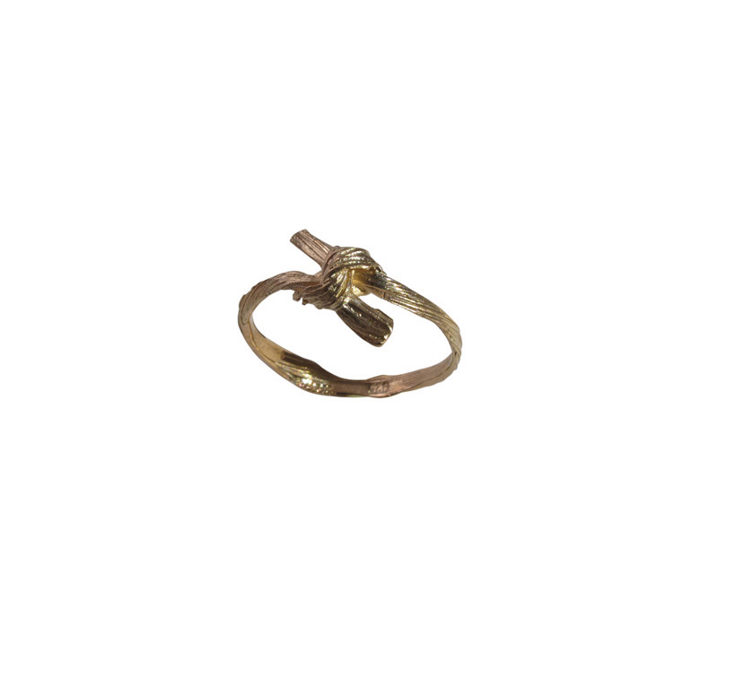 Ring mit Pferdehaarstruktur aus 14 oder 18 karat Rotgold, ab 170 Euro