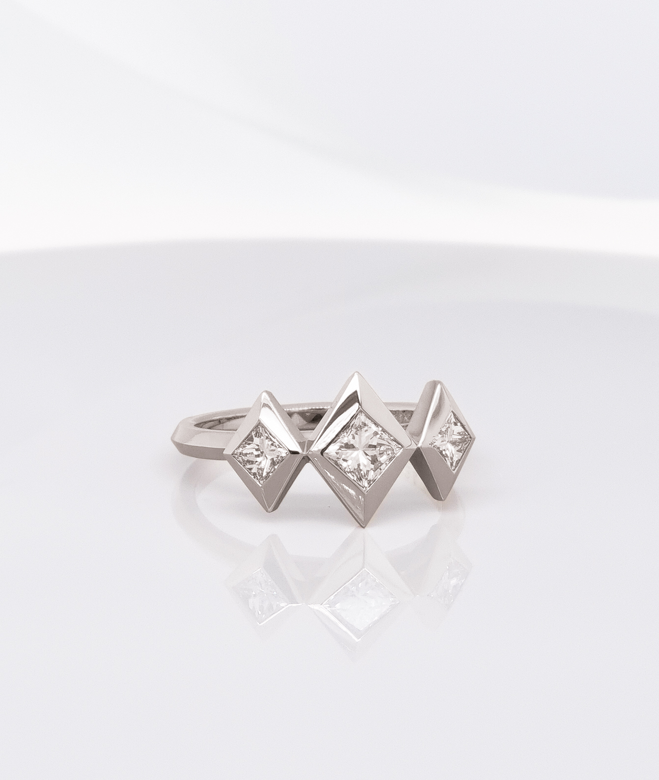 Ring aus 18 karat Weißgold, 3 Diamanten im Prinzessschliff 0,69 carat, 3.300 Euro
