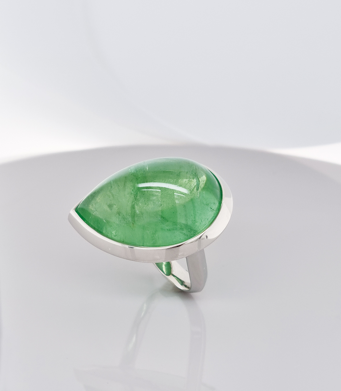 Ring aus 950 Platin, Turmalincabochon 51,22 carat, 7.780 Euro