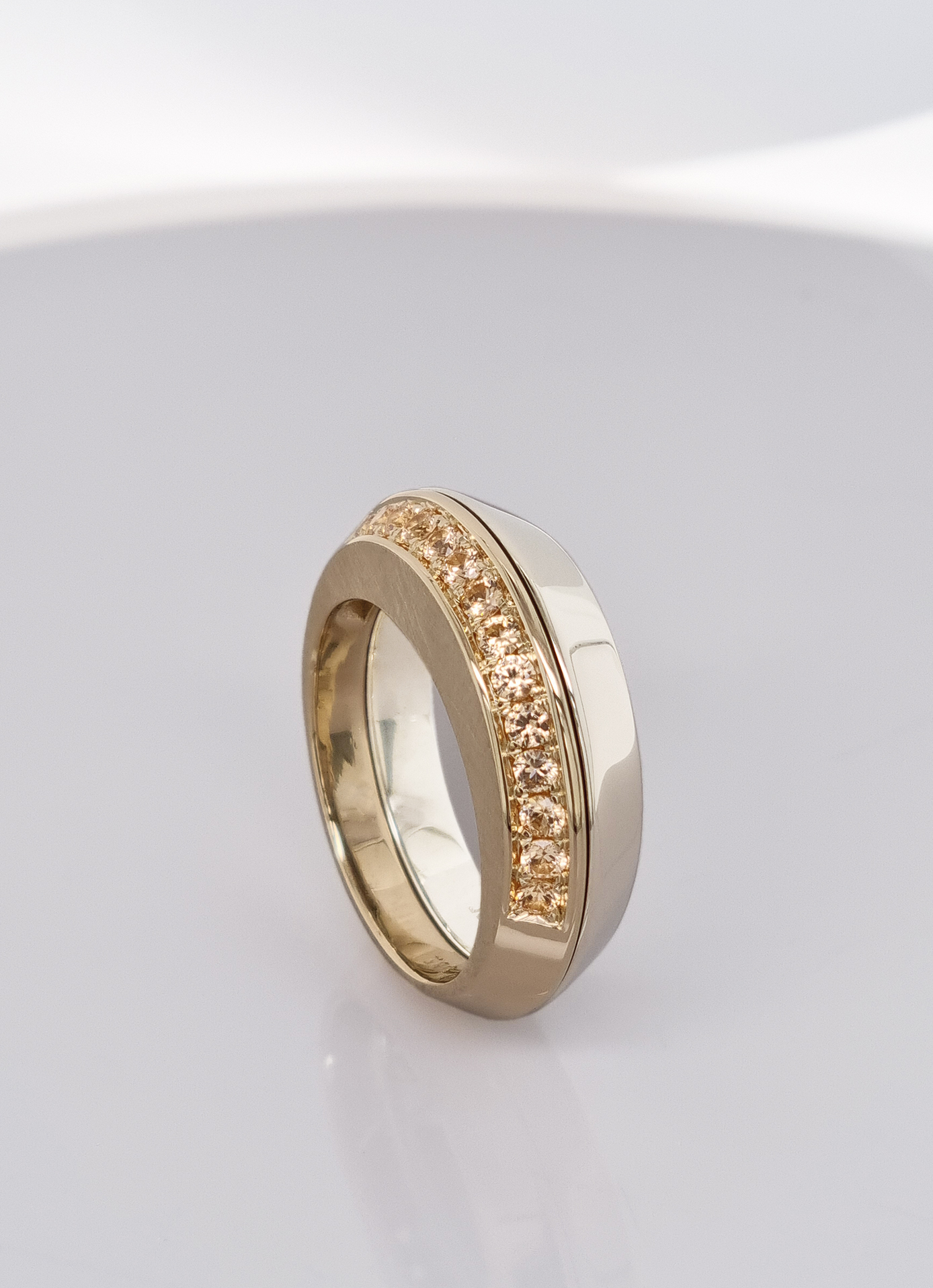 Sammelring aus 14 karat Gelbgold, gelben Granate, 1.730 Euro, Sammelring aus 14 karat Weißgold, 1.180 Euro