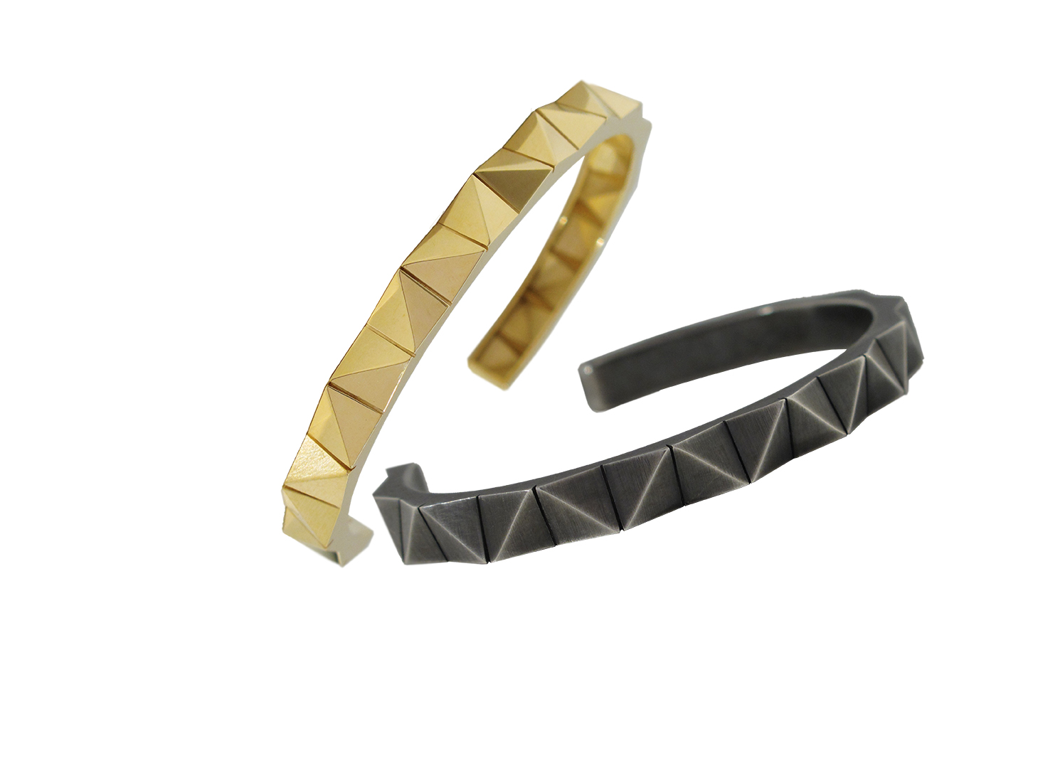 Armreif aus 18 karat Gelbgold, aus geschwärztem 925 Sterlingsilber 490 Euro