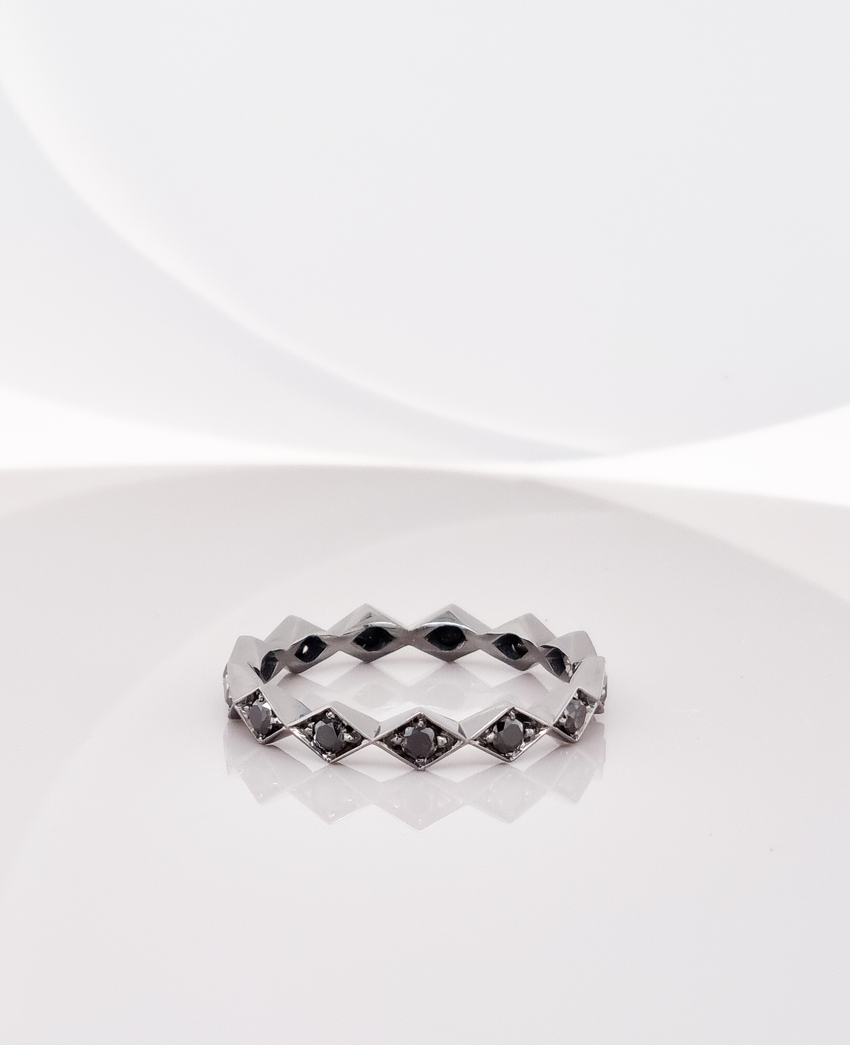 Rautensammelring aus 925 geschwärztem Sterlingsilber, schwarze Diamanten, 1.140 Euro
