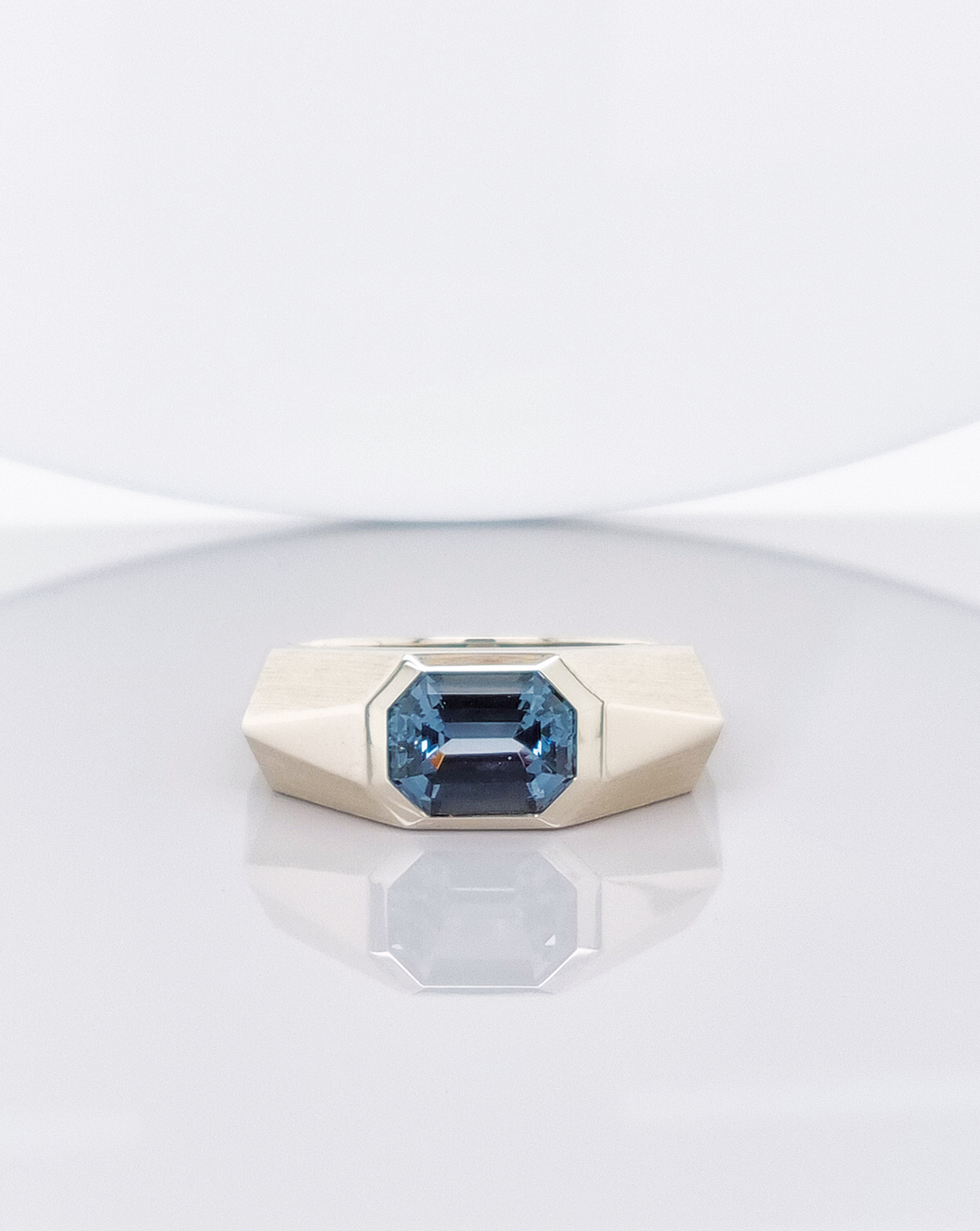 Ring aus 14 karat Weißgold, Spinell 1,71 carat, 3.840 Euro