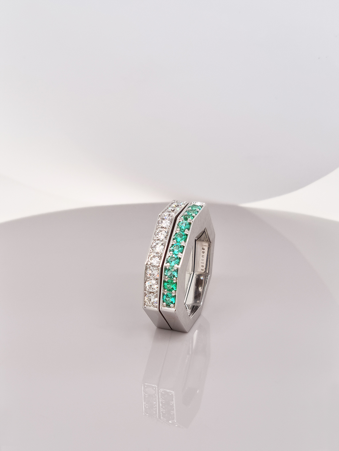 Achteckring aus 18 karat Weißgold, Diamanten 0,5 carat TW/vvs, 2.680 Euro, Achteckring aus 18 karat Weißgold, Smaragde0,42 carat, 2.670 Euro