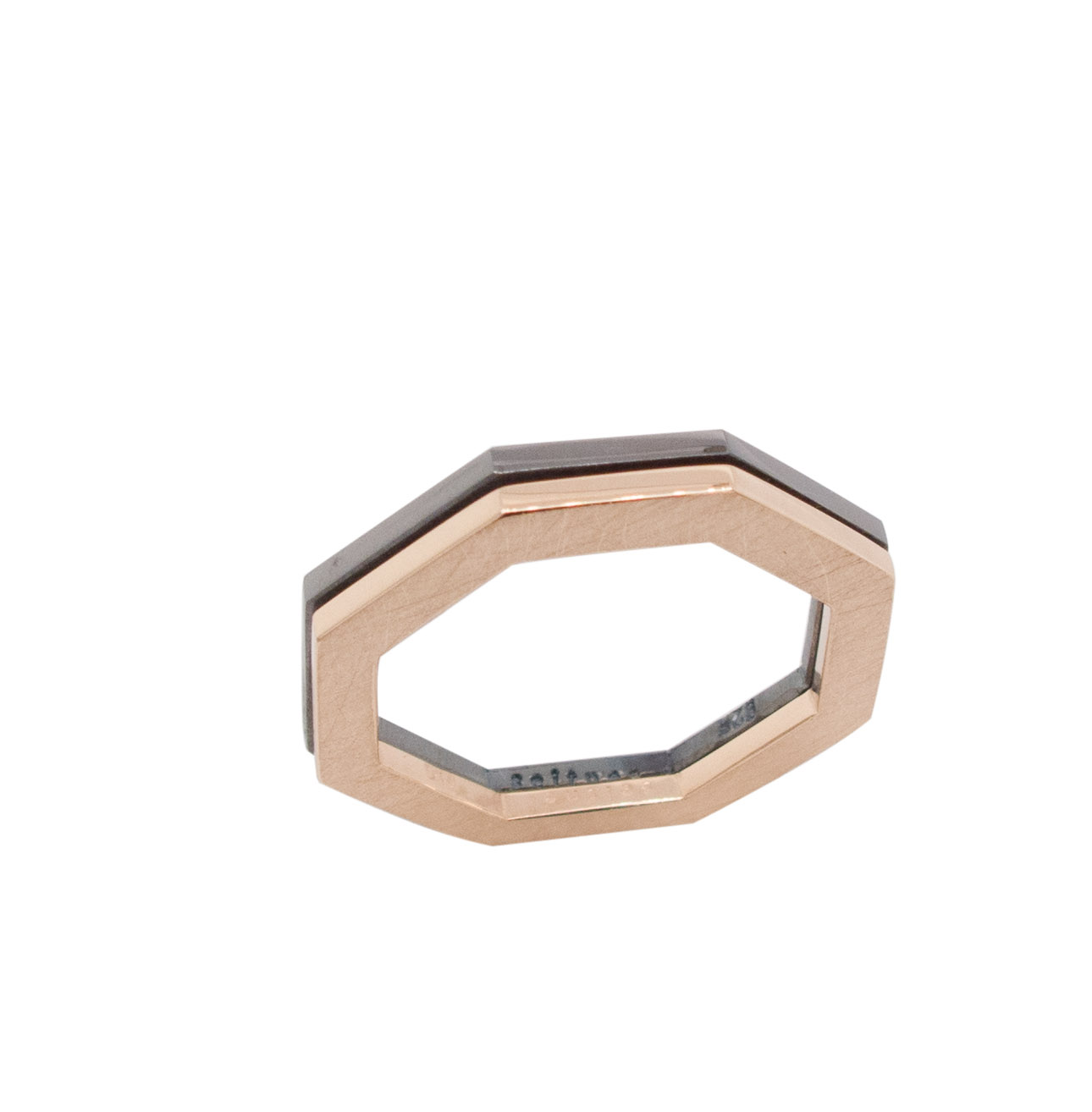 Achteckring, 18 karat Rotgold 940 Euro, 925 Sterlingsilber geschwärzt 150 Euro