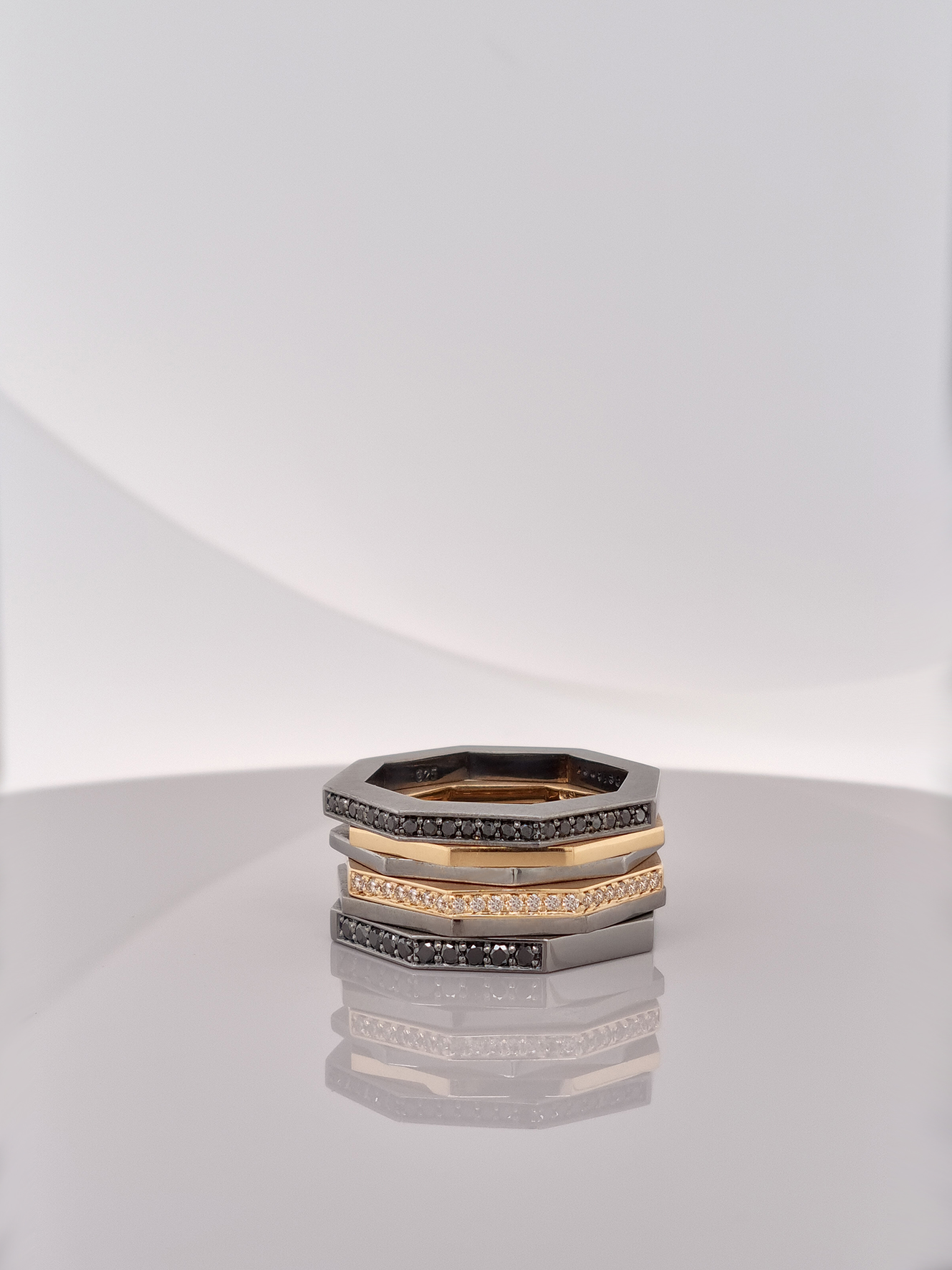 Achteckringe aus geschwärztem Sterlingsilber und 18 karat Rotgold, schwarze Diamanten, champagnerfarbige Diamanten