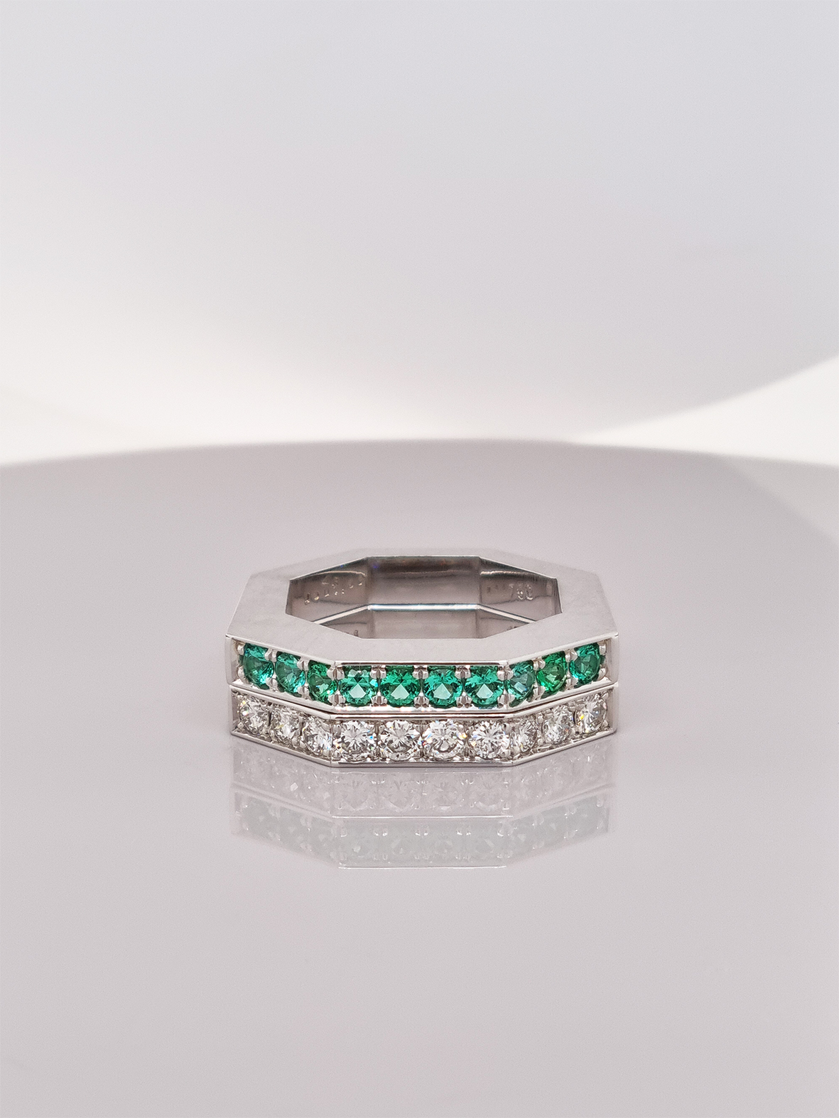 Achteckring aus 18 karat Weißgold, Diamanten 0,5 carat TW/vvs, 2.680 Euro, Achteckring aus 18 karat Weißgold, Smaragde0,42 carat, 2.670 Euro