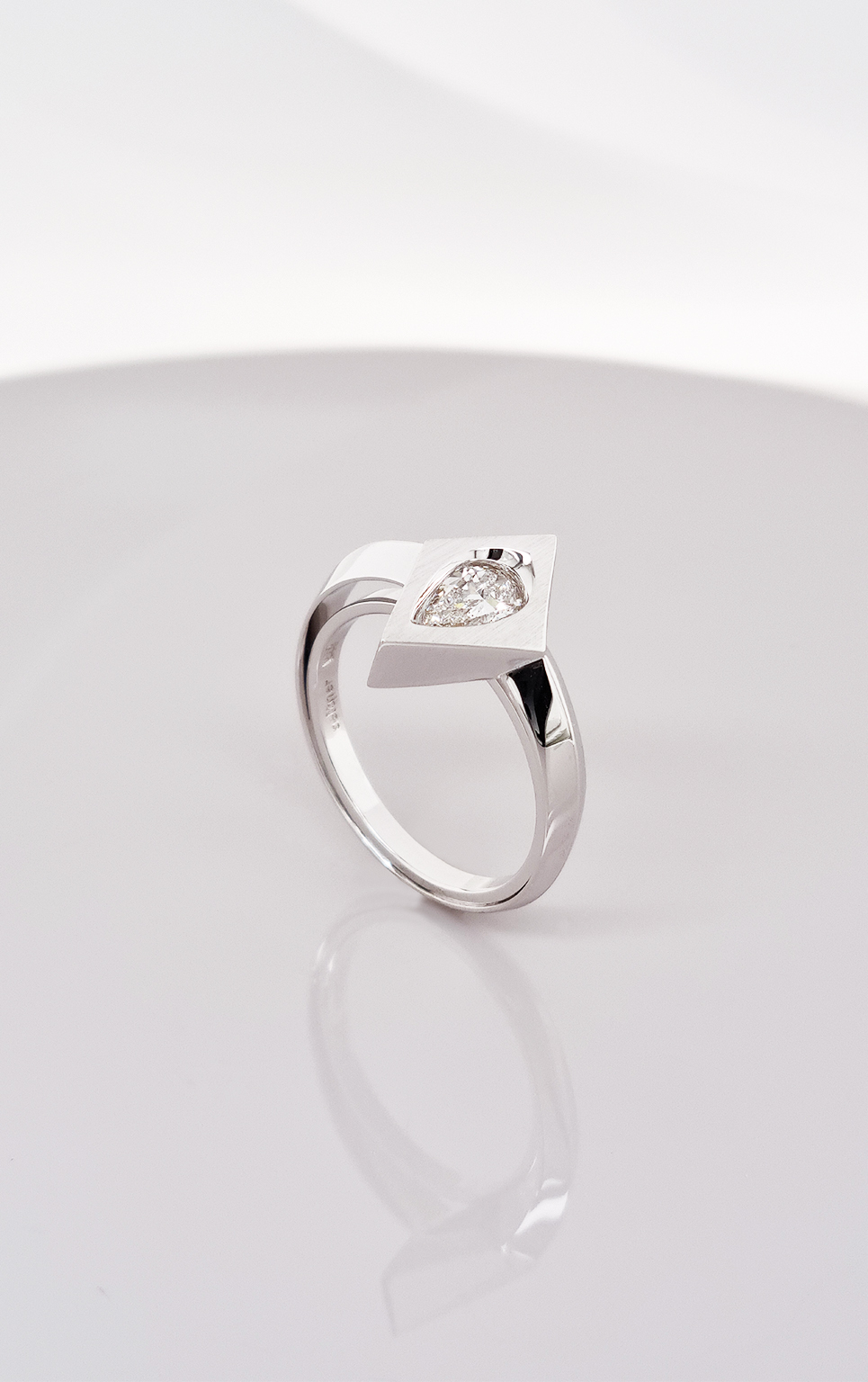 Ring aus 18 karat Weißgold, 0,5 carat Diamanttropfen E/vs2, 4.760 Euro