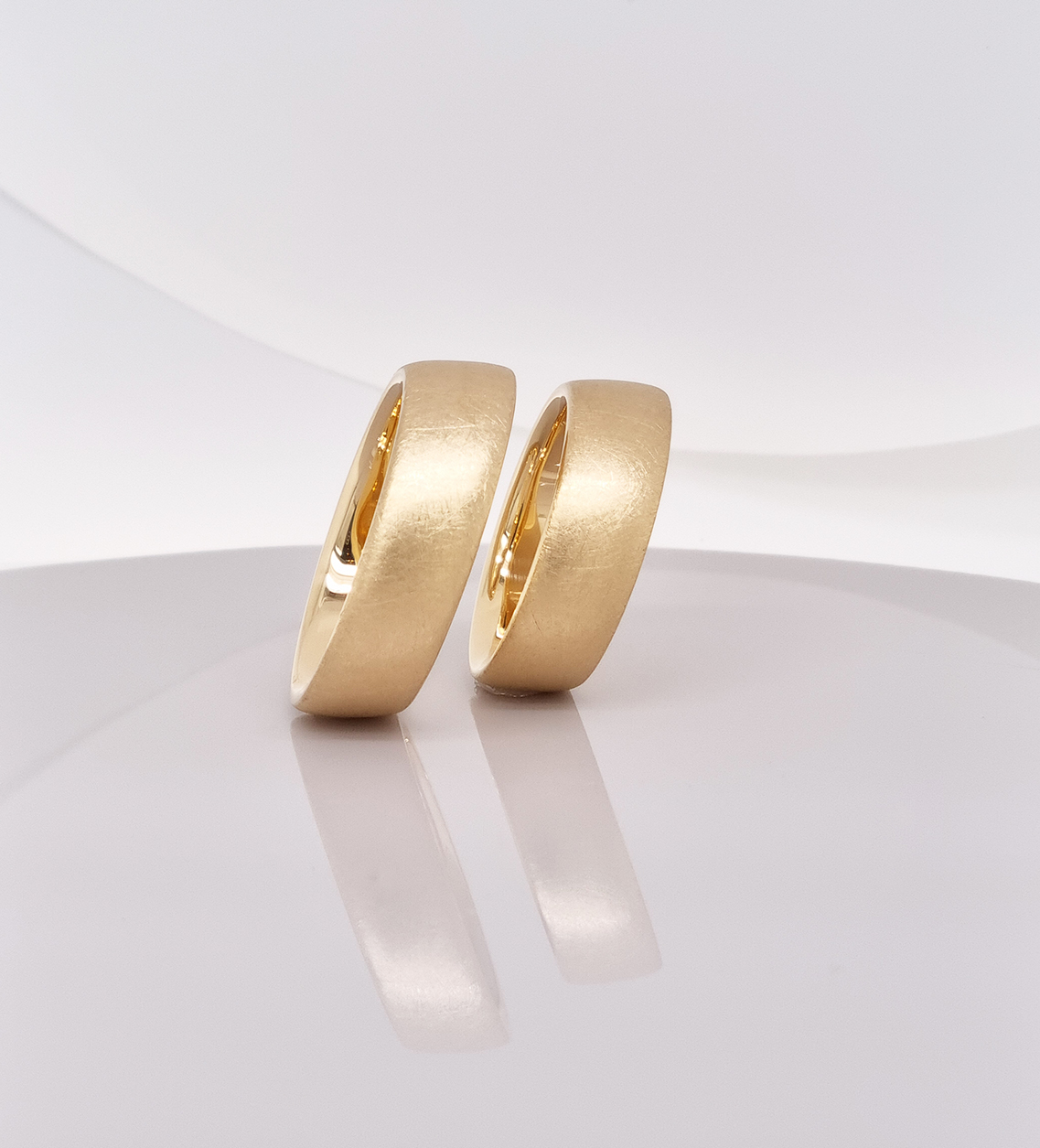 Schräge Eheringe aus 18 karat Gelbgold, Seitner Schmuckwerkstatt
