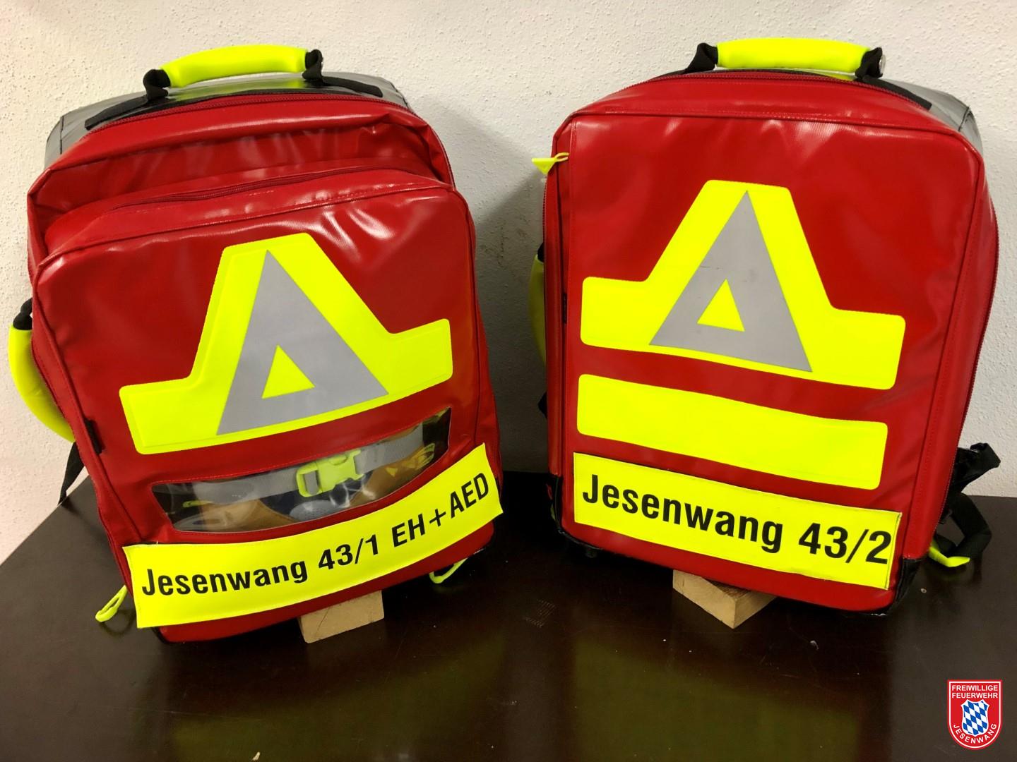 Beide neubeschaften Notfallrucksäcke: Links mit Automatisch Externem Defibrillator und rechts in Standardausführung