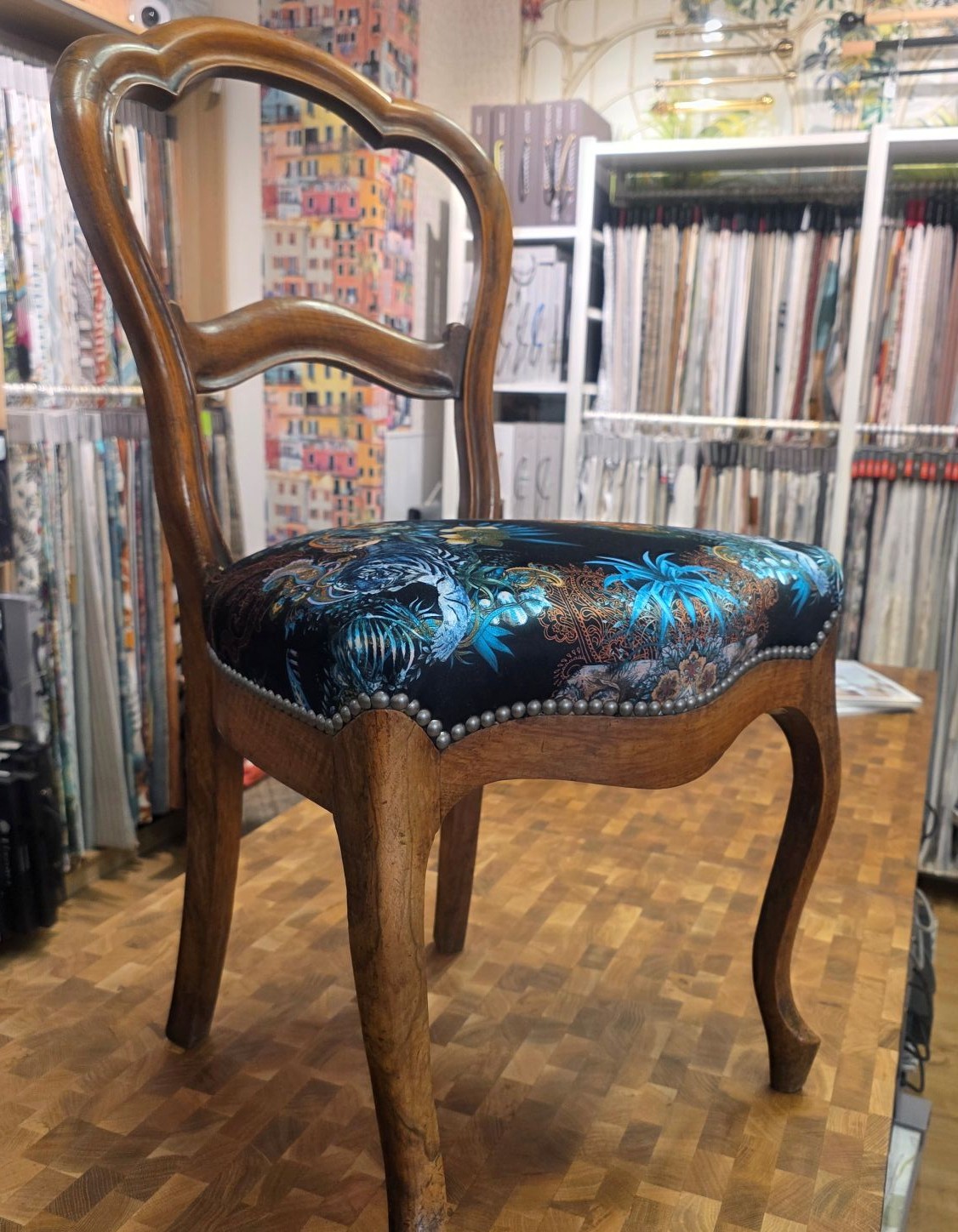Chaise Louis-Philippe – caractère affirmé & signature textile
