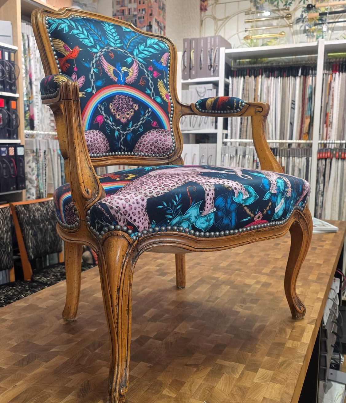 Fauteuil cabriolet – pièce signature en tissu Emma Shipley