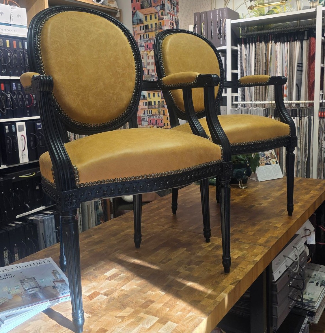 ✨ Fauteuils cabriolet – cuir clouté & élégance intemporelle ✨