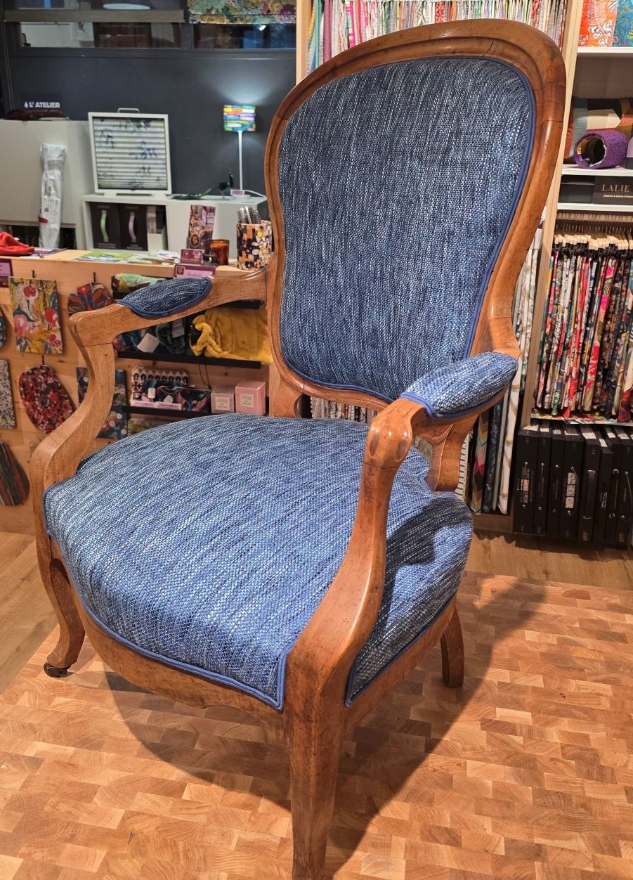 L'élégance du détail : Le cabriolet en habit bleu 💎✨