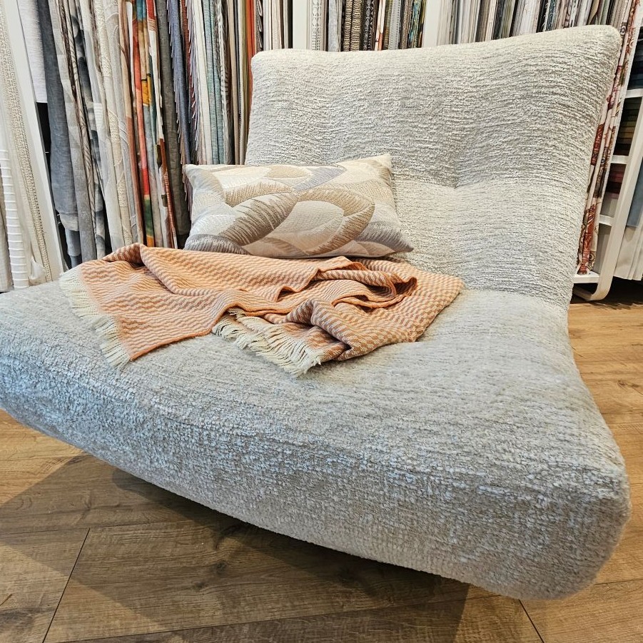 Design contemporain & douceur absolue : Le fauteuil "Cloud" en Catinaccio ☁️✨