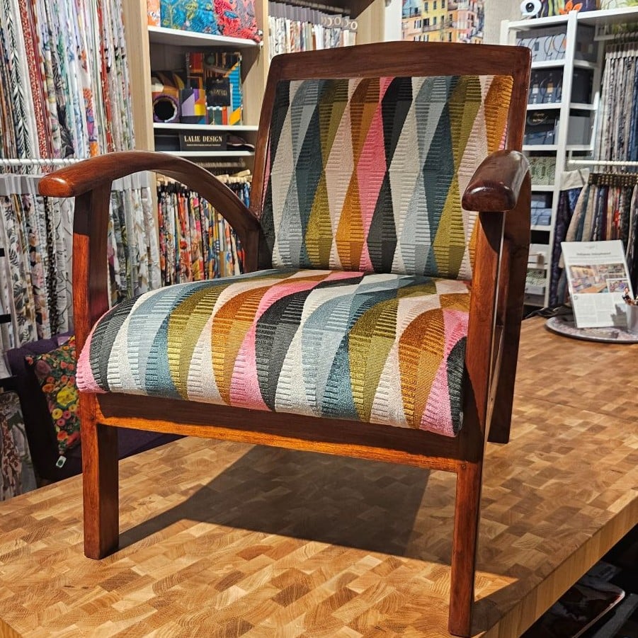 L’élégance graphique : Le fauteuil colonial en habit Arzu 🪵✨