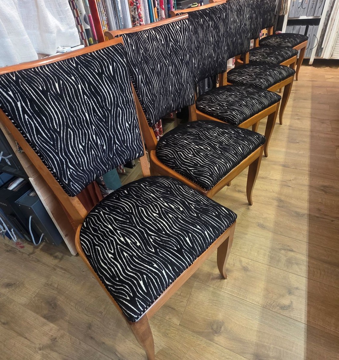 Chaises de salle à manger – élégance graphique & confort durable