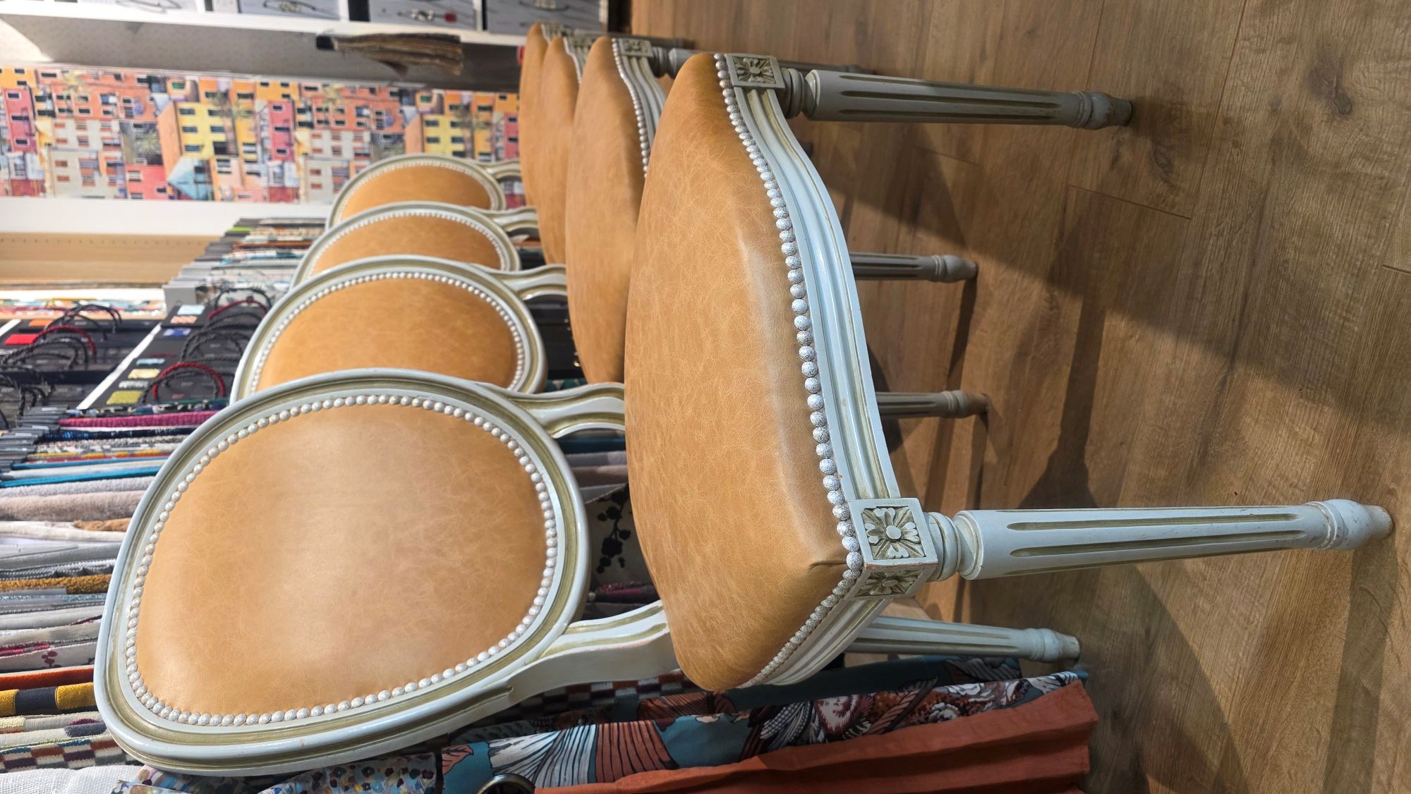 ✨ Chaise médaillon – recouvrement total cuir & clou blanc crépi ✨