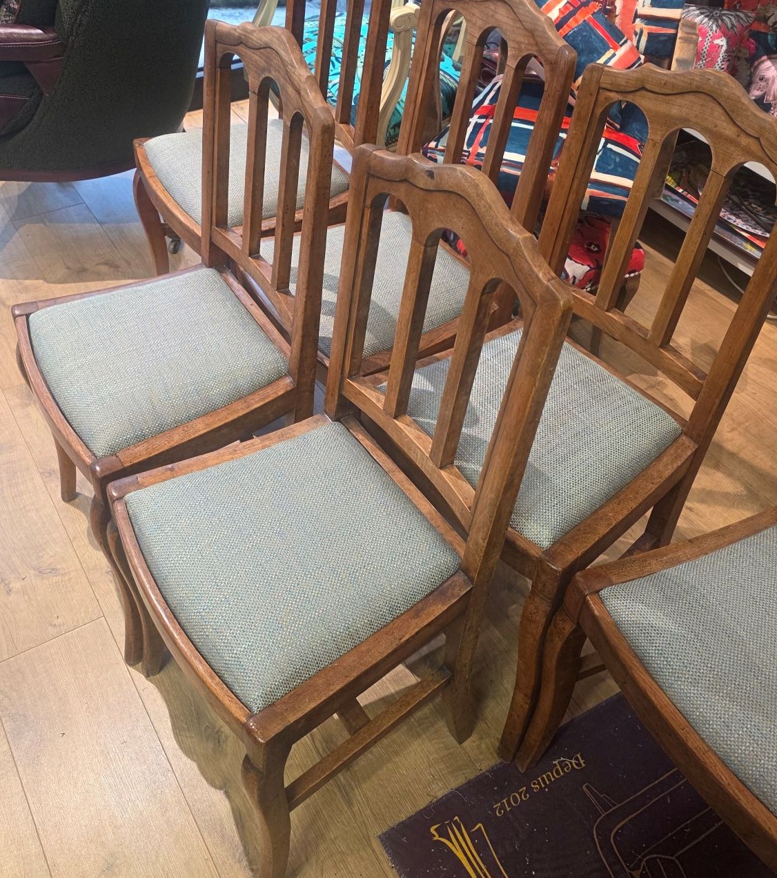 ✨ Chaises anciennement cannées – réfection en assise tapissée ✨