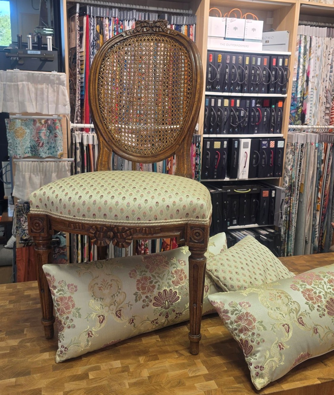 Chaise classique cannée – charme intemporel & coordination parfaite