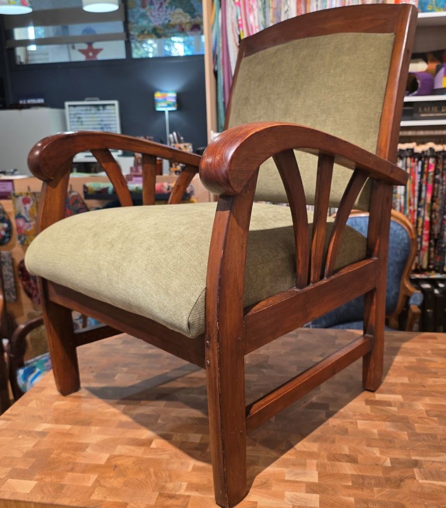 L'élégance du naturel : Le fauteuil colonial en mode sauge 🌿✨