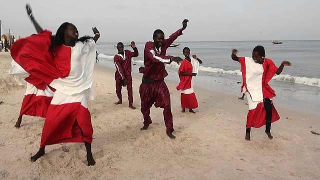 Coreografia Lebou, dedicata al mare quale sostentatore  -  Gruppo Mamy, Centro Cuturale Hann