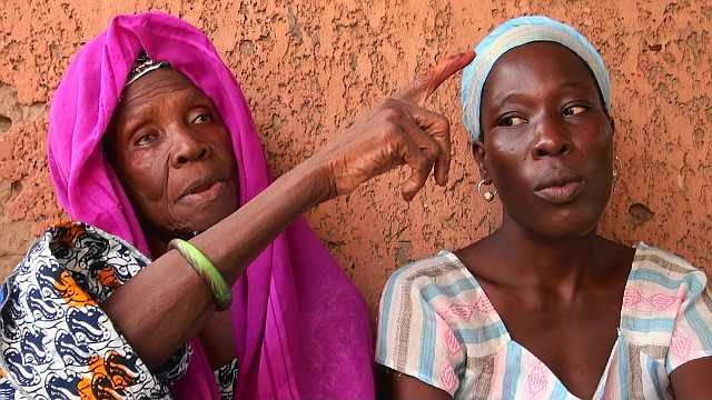 Coura DIOP, madre di Khady FALL ‘‘Sela", e la figlia di Sela, Fatou SARR, HANN