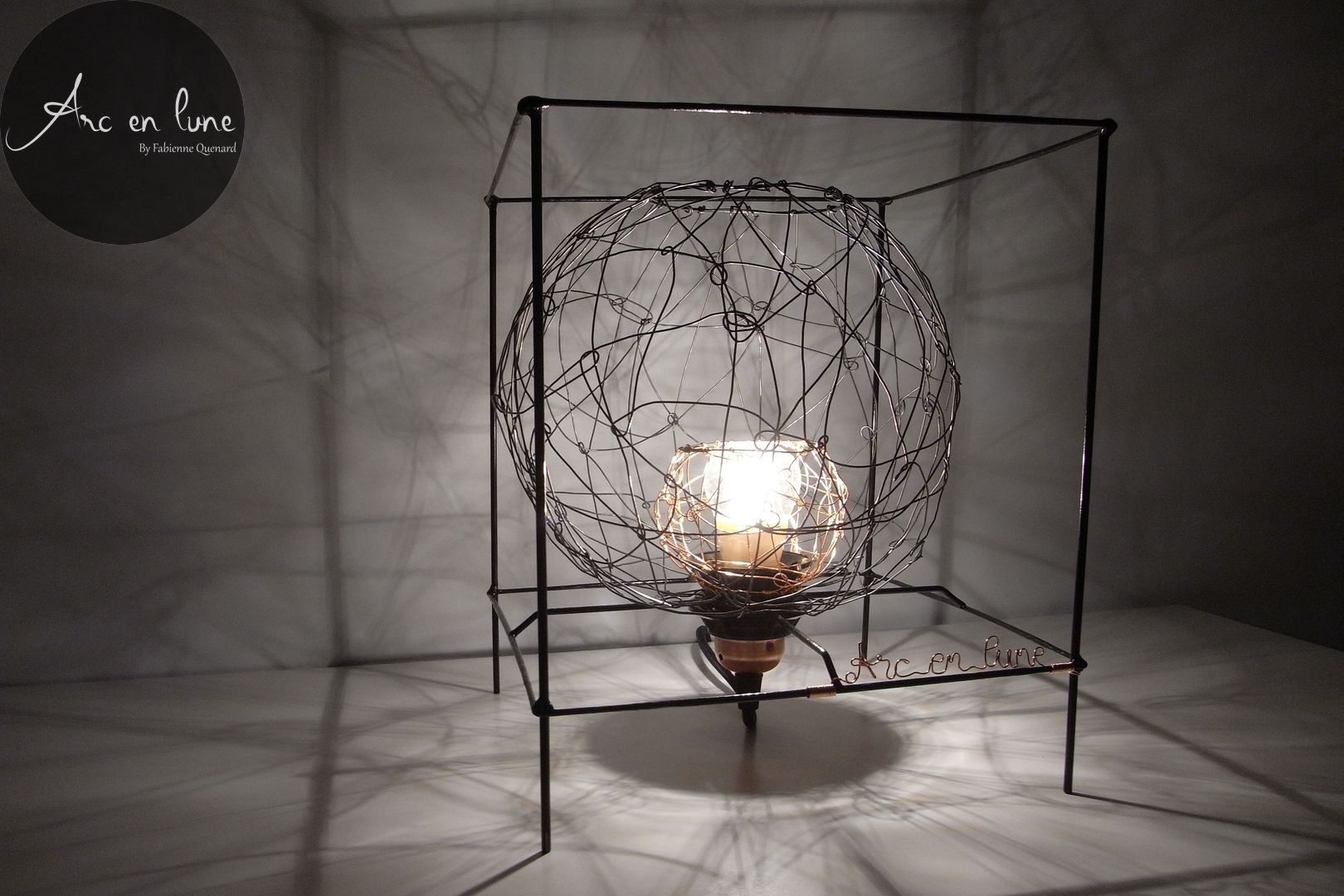Lampe à poser "Bulle en cage" de Arc en Lune, fil de fer et cuivre, lampe led 4W, fil alimentation tissu noir et interrupteur
