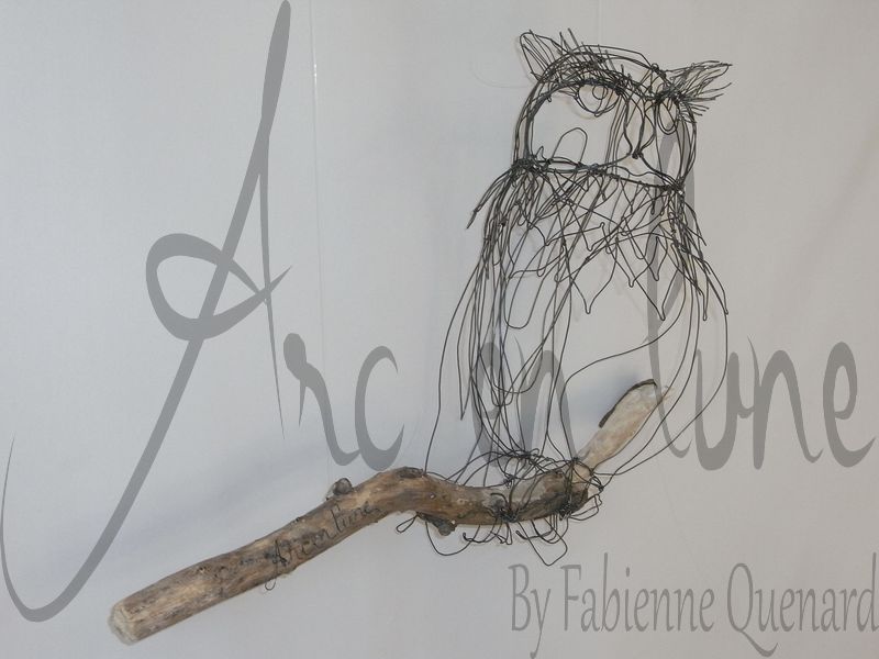 "Tel un hibou" en fil de fer 3D de Arc en Lune sur branche bois flotté H.45xP.18cm branche 50cm