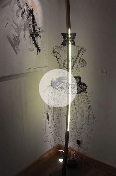 Lampadaire "Amazone" fil de fer 3D et bois de Arc en Lune, robe corset, frêne brut cintré à la main, socle acier, 2X12w led en bi-émission, cordon alimentation tissu, H.215xl.90cm