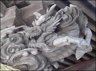 米子八幡神社　向拝柱をかざる麒麟獅子