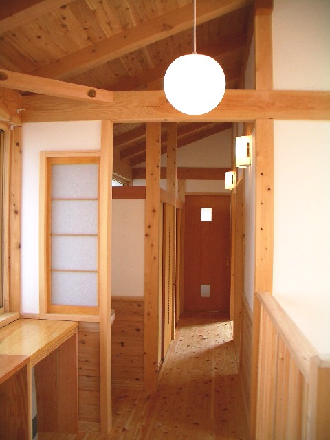 廊下は栃木の木と自然素材を多用している