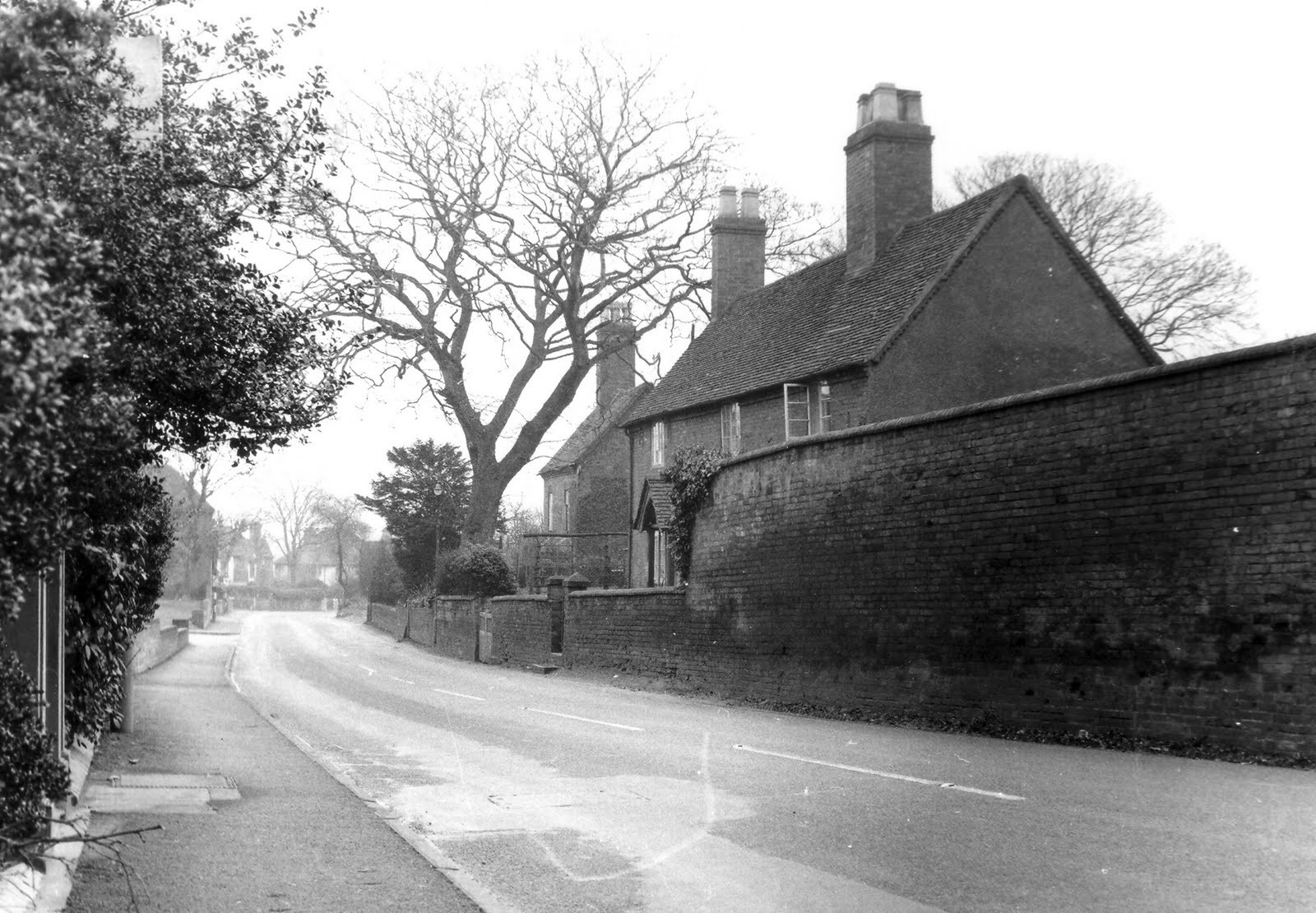 Camden Cottage on the Chester Road; a block of flats now stands there. The wall is that of Southfields House, now the Remembrance Club. 