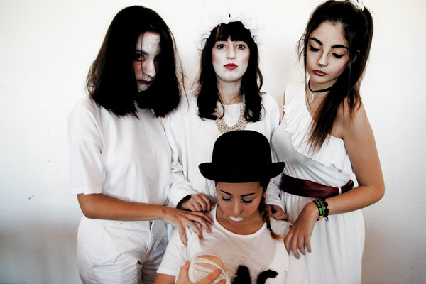 foto di Francesca Cannalire (da destra: Giulia Usai, Aurora Argiolas, Debora Lilliu; al centro in basso: Francesca Cannalire)