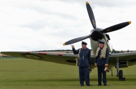 L076 Piloten vor Spitfire IXT