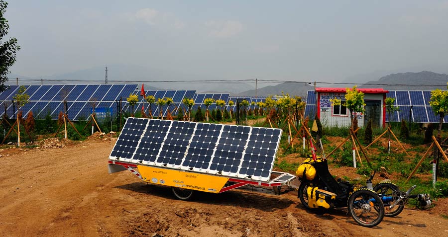 Das Solatrike II bei einer Solaranlage in China. / The Solatrike II at a solar power plant in China.