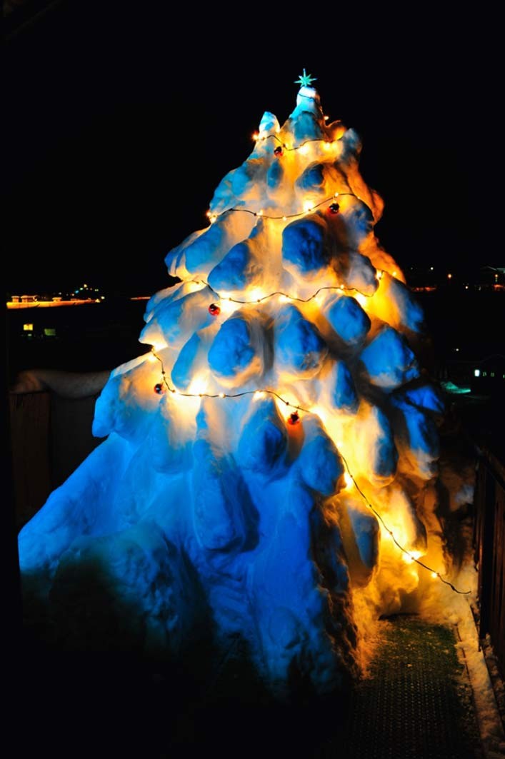 Tanne aus Schnee 2012/13 beleuchtet / Illuminated christmas tree of snow 2012/13
